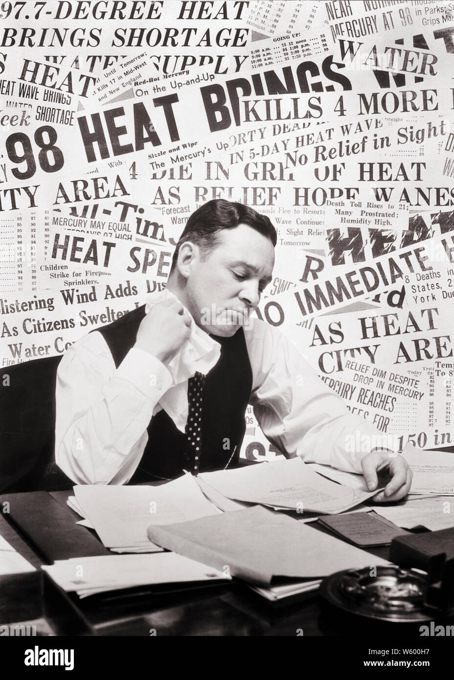 1930er Jahre schwitzen Mann sitzt am Schreibtisch lesen Papiere mit Taschentuch wischte seine HALS HINTERGRUND DER HITZEWELLE Zeitung Schlagzeilen - s8295 HAR 001 HARS B&W TRAURIGKEIT TEMPERATUR WISCHEN HOHEN WINKEL GEFÄHRLICH TASCHENTUCH SEINE SCHLAGZEILEN COMPOSITE PROGNOSE BERUFE MIT KLIMAWANDEL KONZEPTIONELLE ENTKOMMEN EXTREME unbequem Mitte - Mitte - erwachsenen Mann Schwitzen ERFRIEREN SCHWARZ UND WEISS KAUKASISCHEN ETHNIE KLIMA HAR 001 HITZEWELLE METEOROLOGIE FEUCHTIGKEIT ALTMODISCHE SWELTERING Stockfoto 1930er Jahre schwitzen Mann sitzt am Schreibtisch lesen Papiere mit Taschentuch wischte seine HALS HINTERGRUND DER HITZEWELLE Zeitung Schlagzeilen - s8295 HAR 001 HARS B&W TRAURIGKEIT TEMPERATUR WISCHEN HOHEN WINKEL GEFÄHRLICH TASCHENTUCH SEINE SCHLAGZEILEN COMPOSITE PROGNOSE BERUFE MIT KLIMAWANDEL KONZEPTIONELLE ENTKOMMEN EXTREME unbequem Mitte - Mitte - erwachsenen Mann Schwitzen ERFRIEREN SCHWARZ UND WEISS KAUKASISCHEN ETHNIE KLIMA HAR 001 HITZEWELLE METEOROLOGIE FEUCHTIGKEIT ALTMODISCHE SWELTERING Stockfoto