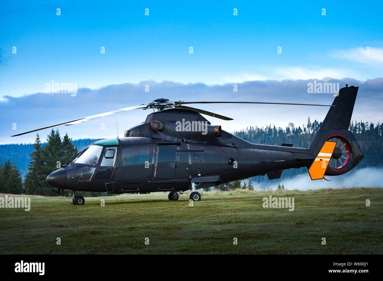 Zurück privaten Hubschrauber in Berglandschaft Stockfoto