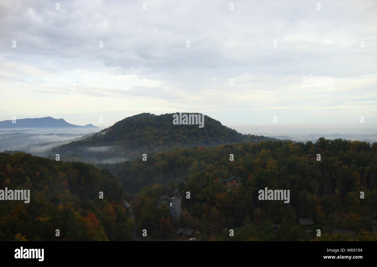 Herbst in Tennessee: Smoky Mountain Foothills in Pigeon Forge an einem nebligen Herbstmorgen Stockfoto