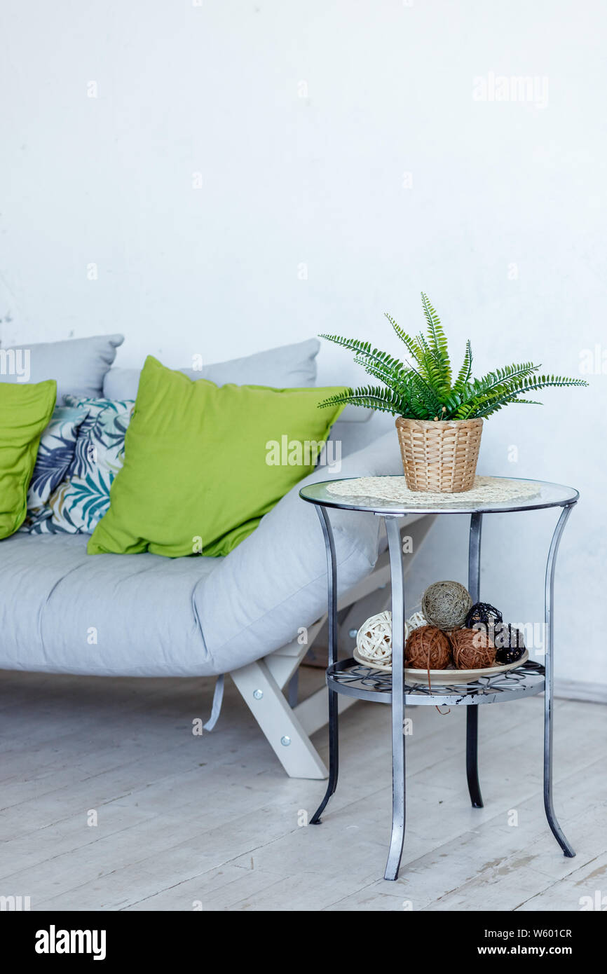 Wohnzimmer mit Sofa, dekorative Grün Grau Kissen und Pflanzen. stilvolle  Interieur der Zimmer im eco Style mit weichen Couch und grüne Pflanze im  Topf. Platz kopieren Stockfotografie - Alamy