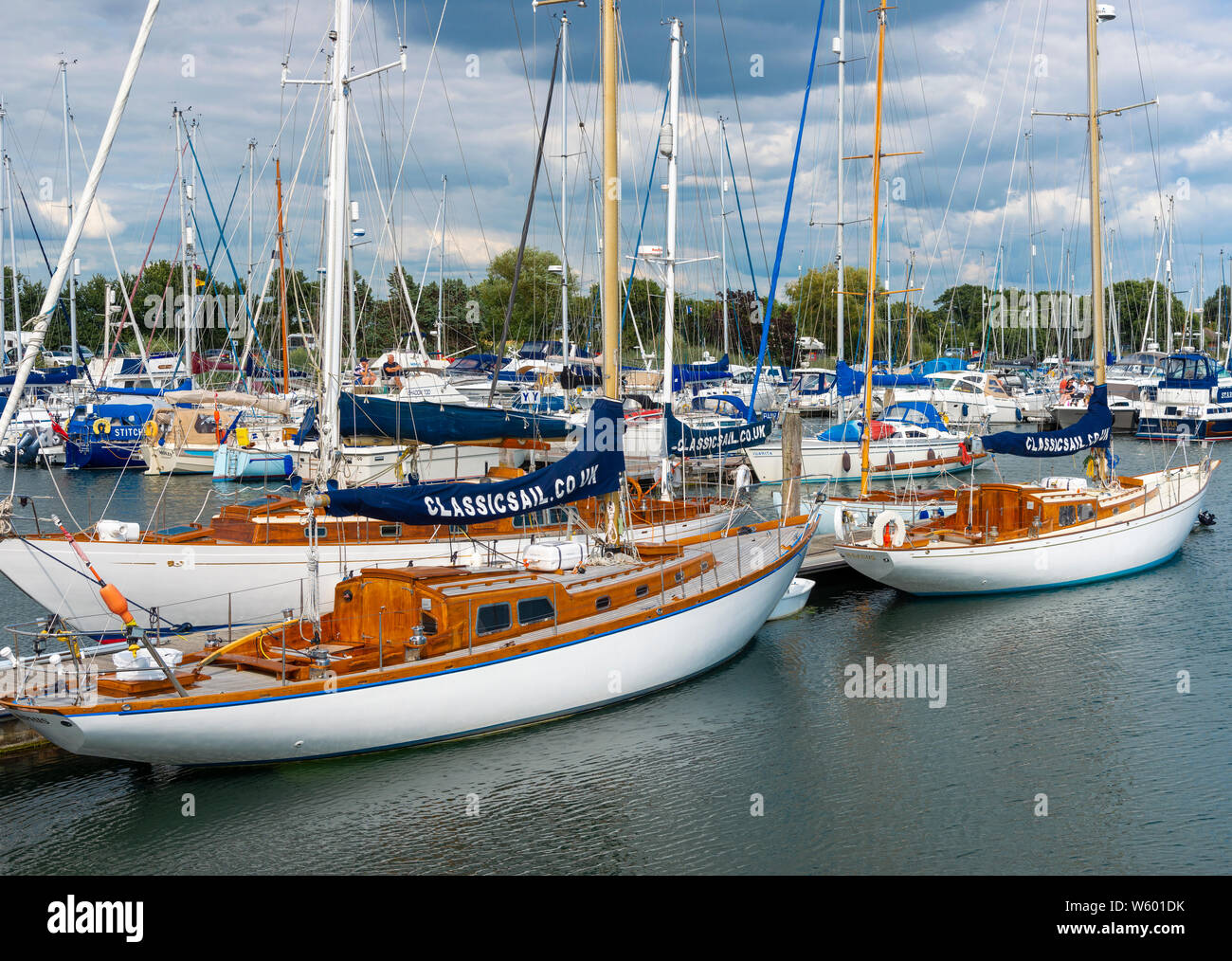 Traditionelle oder klassische Holz- segeln Boote in der Premier Marinas - Chichester Marina, Chichester Harbour, West Sussex, England, Großbritannien Stockfoto