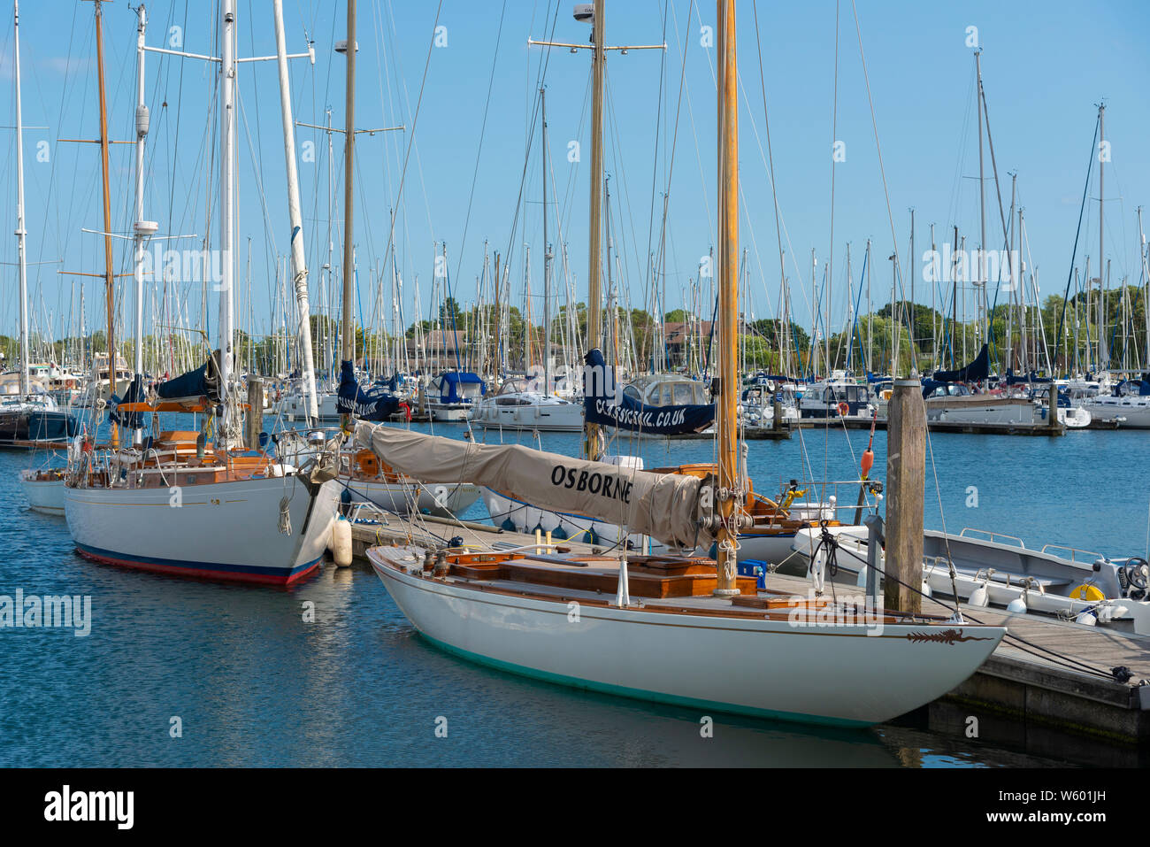 Traditionelle oder klassische Holz- segeln Boote in der Premier Marinas - Chichester Marina, Chichester Harbour, West Sussex, England, Großbritannien Stockfoto