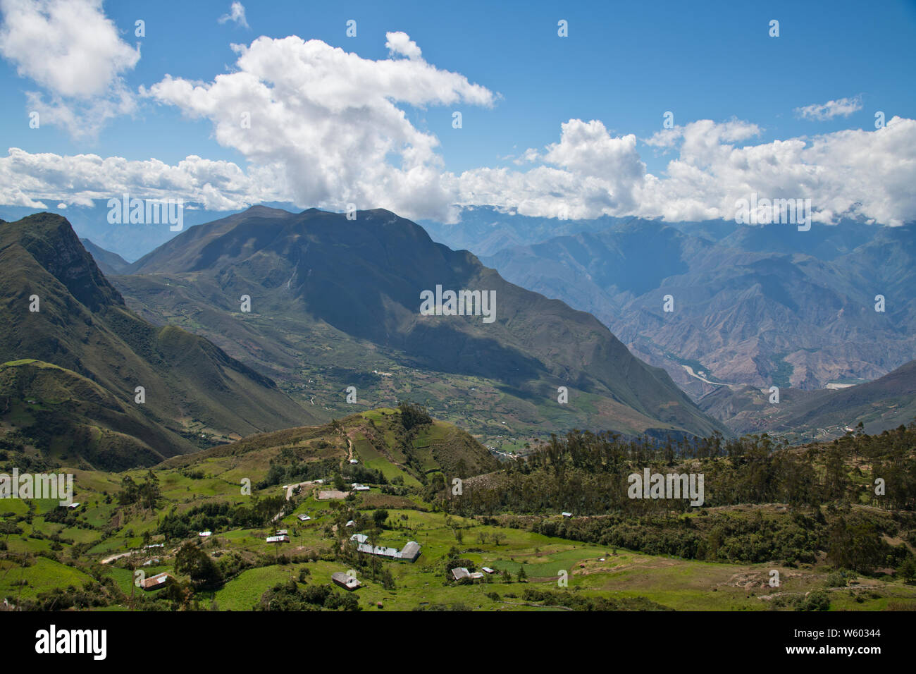 Rio Balsa River Canyon Tal, die Berge, gewundenen Straßen, Rundfahrten, Täler, Hochland, Landwirtschaft, rauschenden Flüssen, Norden von Peru, Südamerika Stockfoto