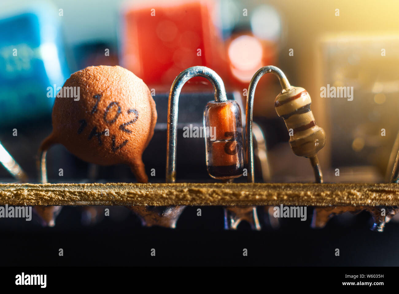 Einfache elektronische Bauteile auf einer Leiterplatte Nahaufnahme Stockfoto