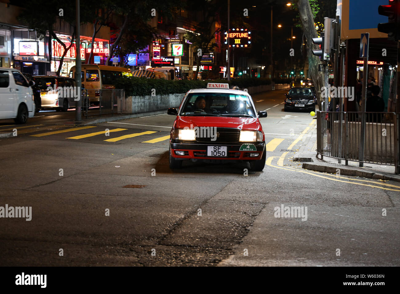 Schönen Abend Bild von Red urban Taxi in beleuchteten Straßenecke in Wan Chai, Hong Kong Stockfoto