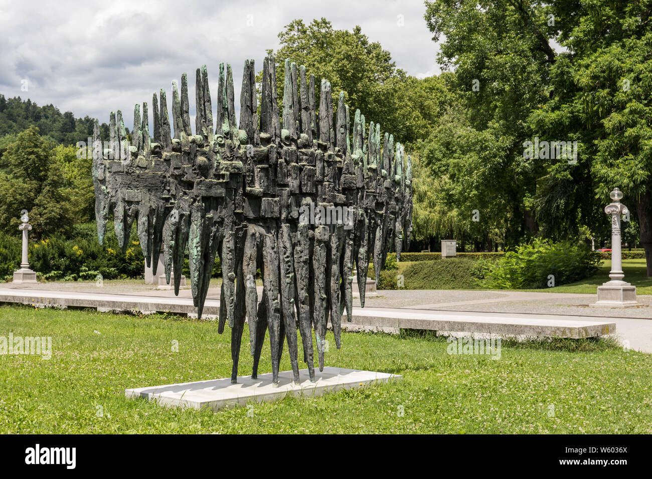 Ich Drago Trsar Manifestanti, Bronze Skulptur vor dem Museum für Moderne Kunst in Ljubljana, Slowenien. Tivoli Stadtpark im Hintergrund Stockfoto