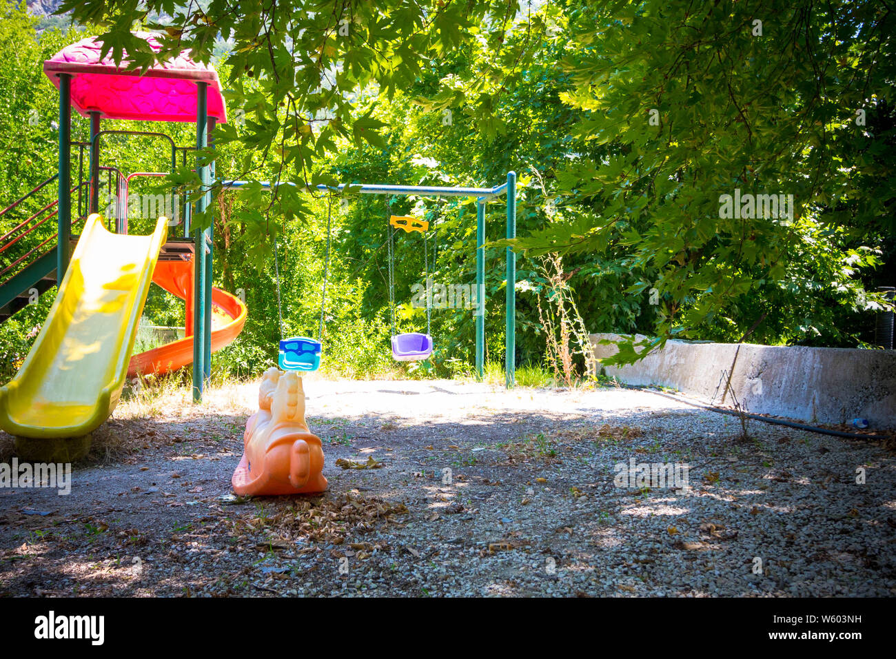 Der Spielplatz ist hell durch die hellen Strahlen der Sonne. Der Spielplatz ist schon lange aufgegeben wurde und die Kinder nicht mehr auf ihm wiedergeben. Stockfoto