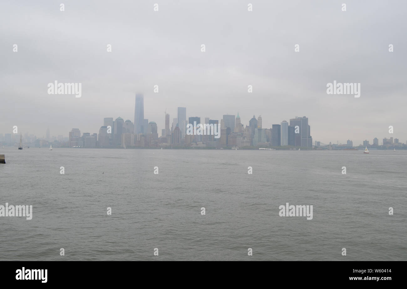Frühling in New York City: Hazy Lower Manhattan Skyline an einem bewölkten Tag Stockfoto