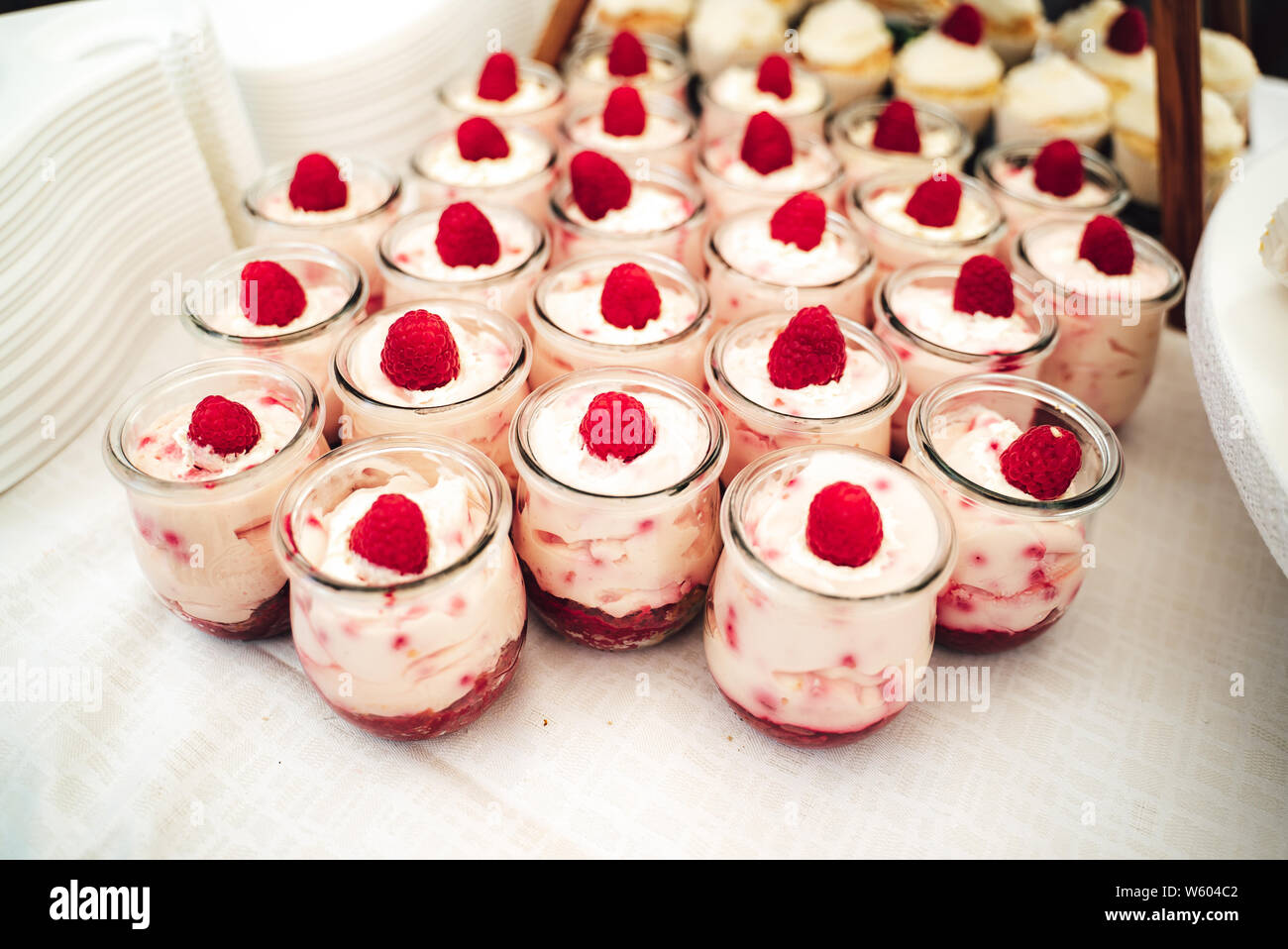 Kleine individuelle Gourmet Dessert am Buffet Stockfoto