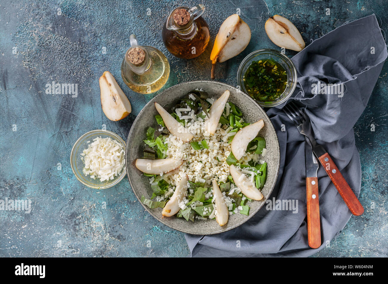 Keto Diät. Salat mit Frischkäse, Romano Blätter, süße Birne und Käse. Ansicht von oben Stockfoto