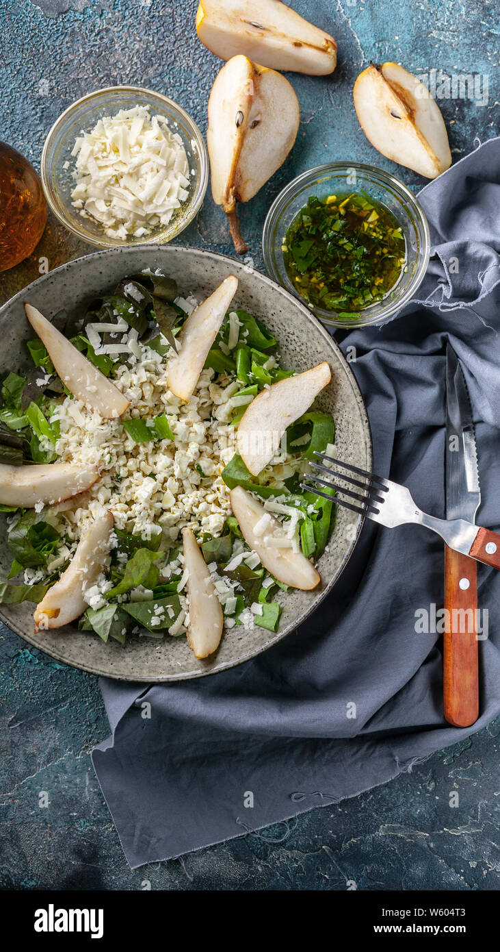 Keto Diät. Salat mit Frischkäse, Romano Blätter, süße Birne und Käse. Vertikaler Dampfstoß Stockfoto