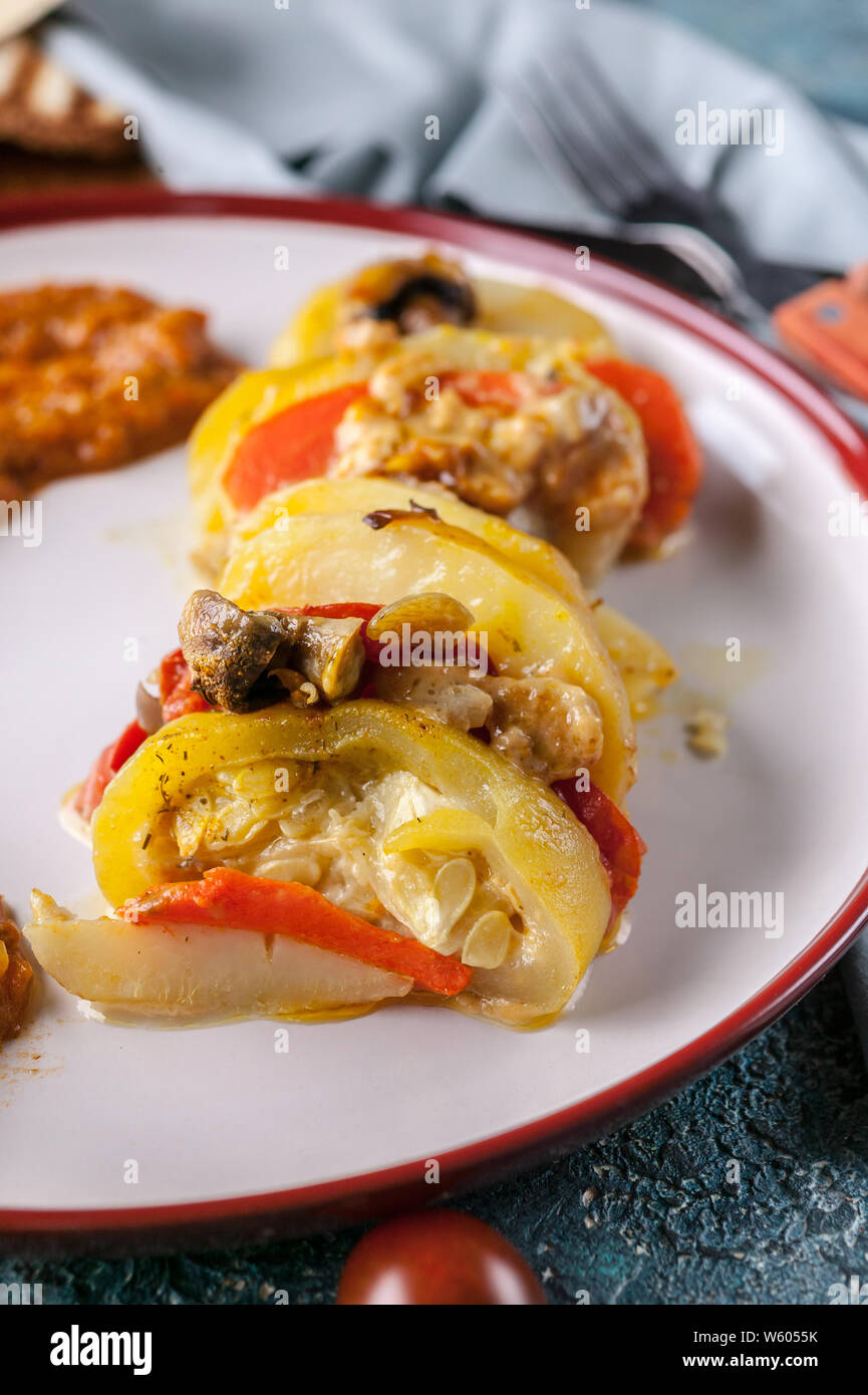 Vegetarisches Essen. Close-up Geschmorte Kartoffeln mit Zucchini, Karotten, Champignons und Käse Stockfoto