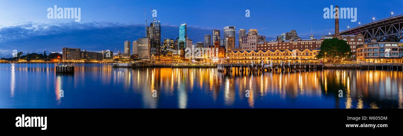 Blick auf Circular Quay und die Stadt Sydney CBD in der Morgendämmerung, Sydney, New South Wales (NSW), Australien. Stockfoto
