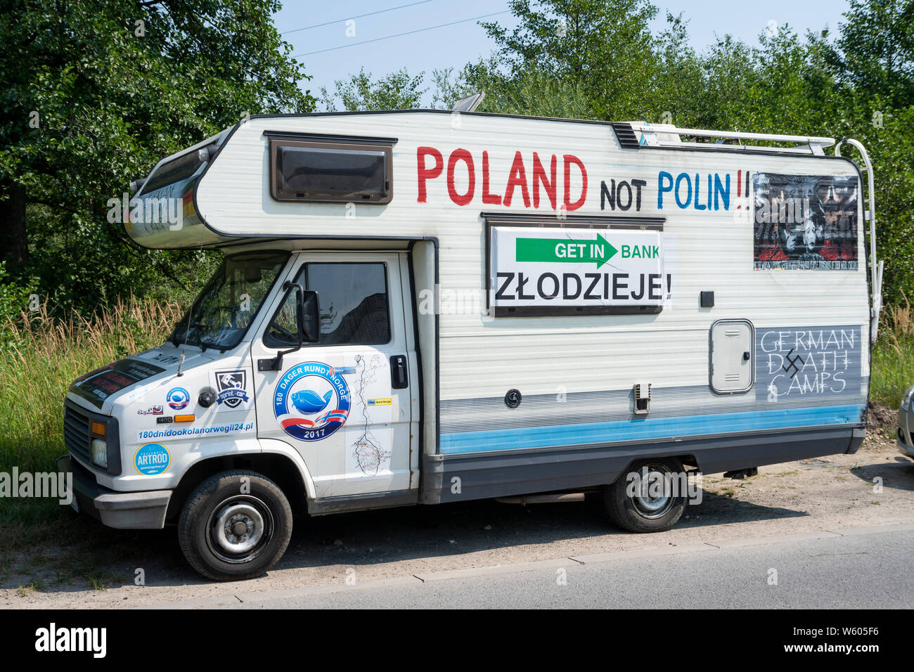 Protest Inschrift auf einem Wohnmobil Auto an einer öffentlichen Straße in Polen. Stockfoto