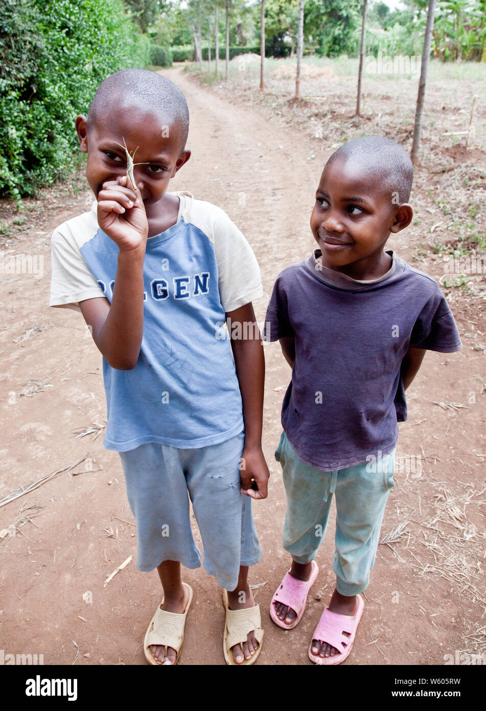 Tanznia, Afrika, Kinder weiblich und männlich zu spielen und glücklich zu sein. Sehr schlecht, aber sauber und freundlich. Sehr gesunden attraktiven jungen Menschen. Stockfoto