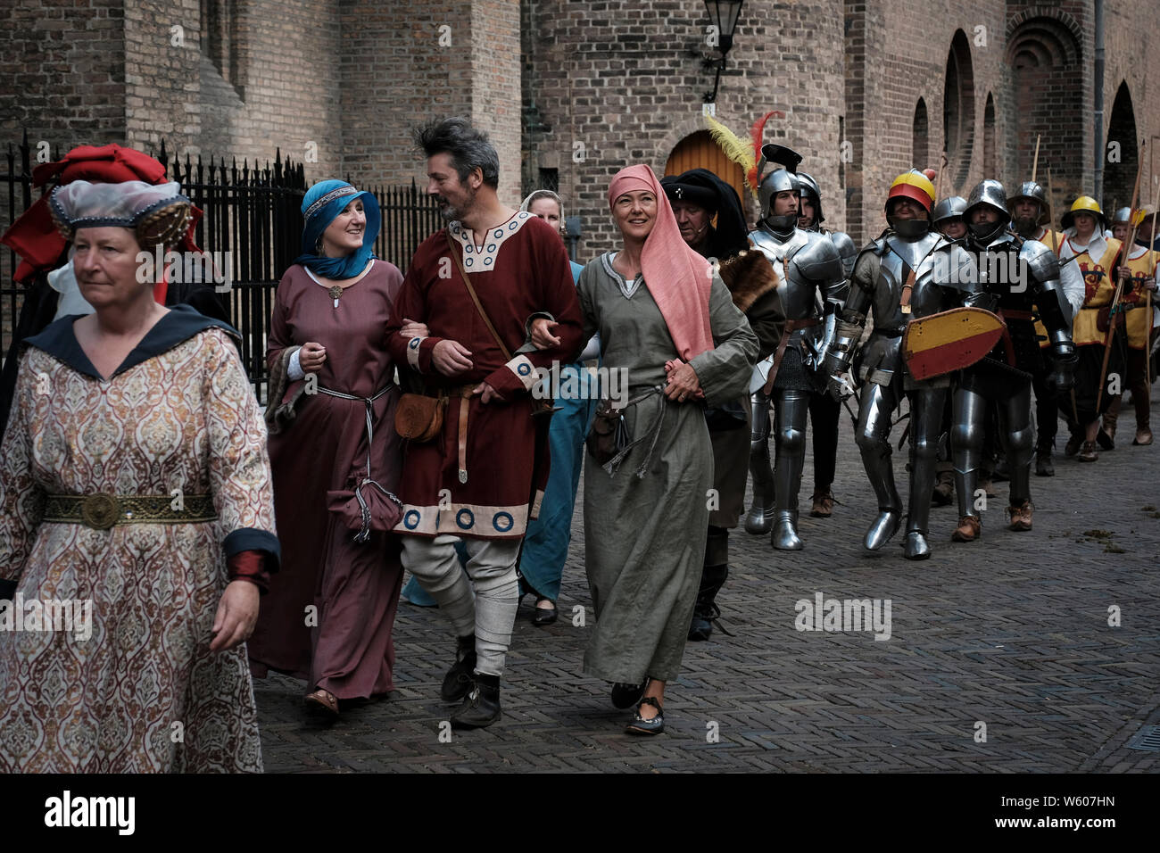 Alle Teilnehmer der historische Festumzug in ihren Kostümen vor binnenhof Schloss. Stockfoto