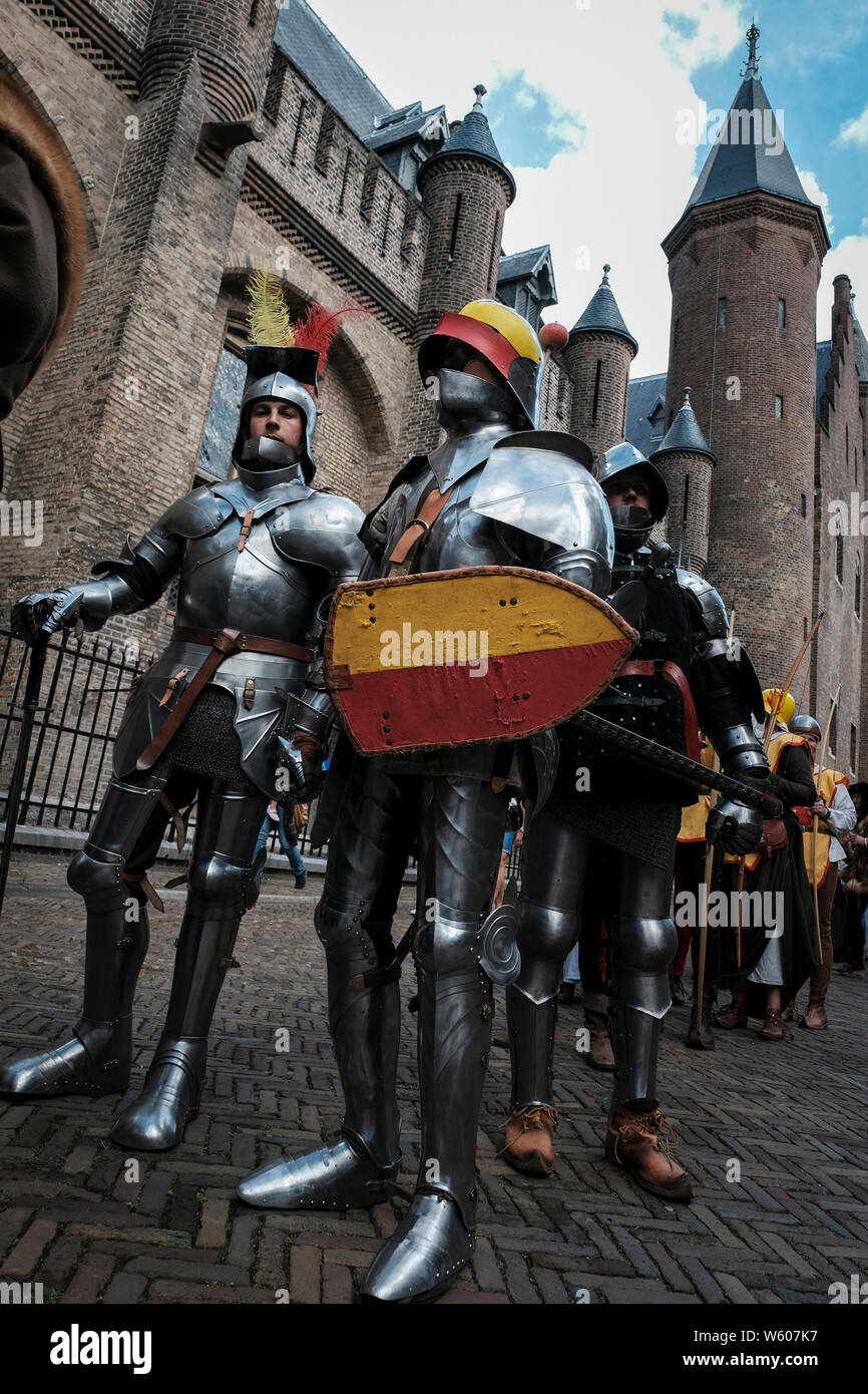 Alle Teilnehmer der historische Festumzug in ihren Kostümen vor binnenhof Schloss. Stockfoto