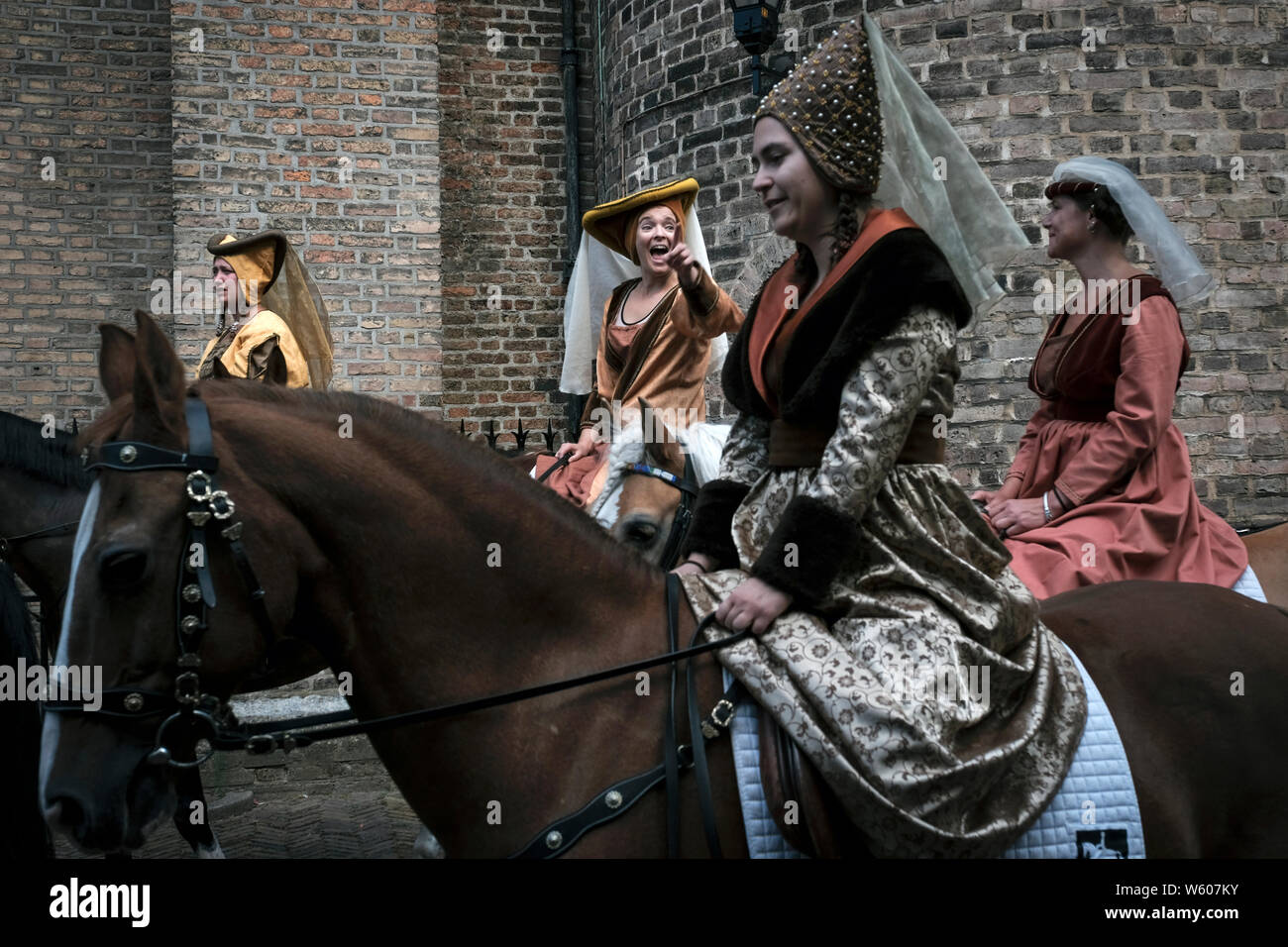 Eine Gruppe von Frauen, die in historischen Kostümen Witz gekleidet, wie sie ihre Pferde reiten. Stockfoto