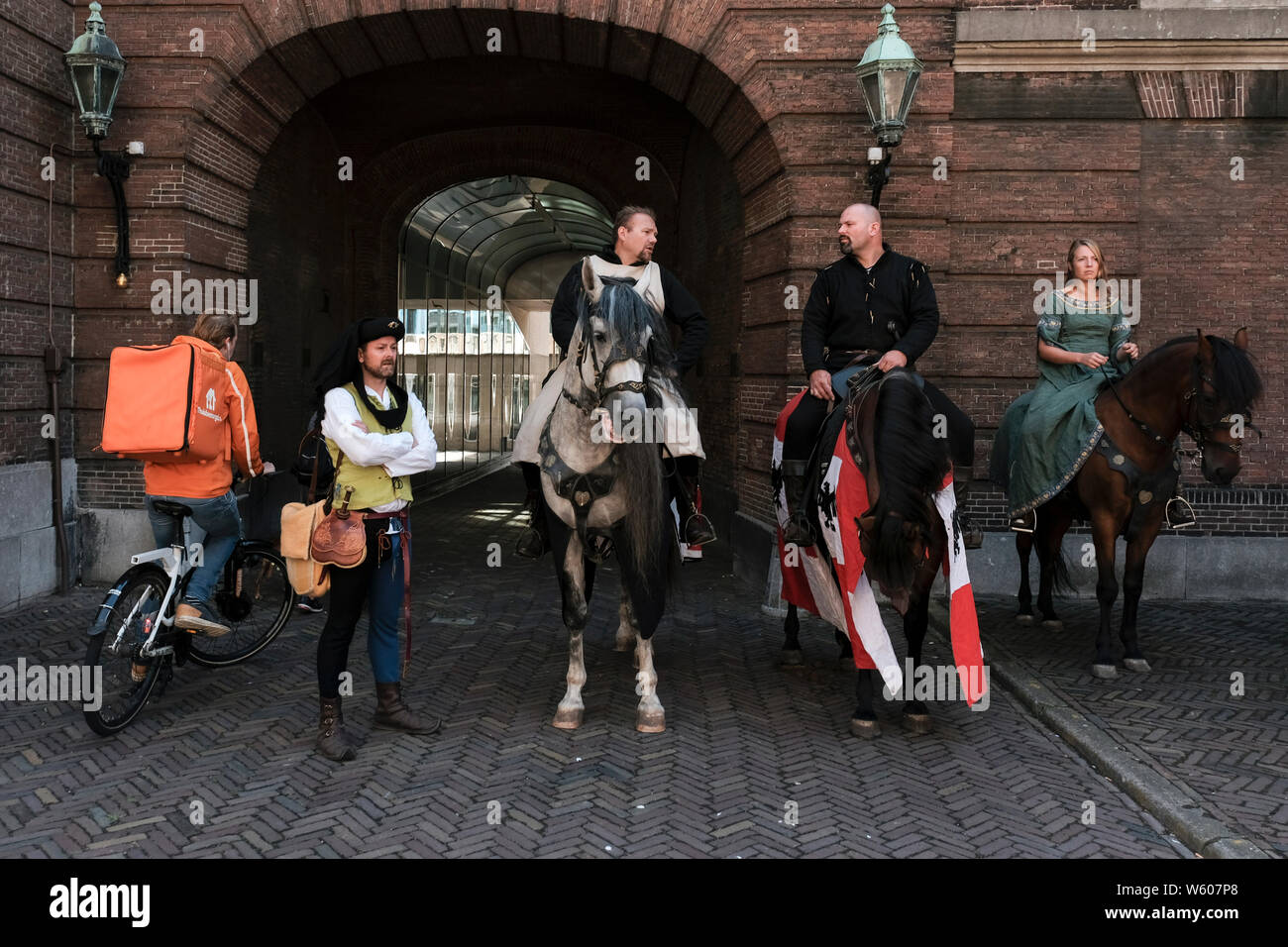 Eine Gruppe der Teilnehmer an der Veranstaltung warten mit ihren Pferden bei der Darstellung des historischen Festival. Stockfoto