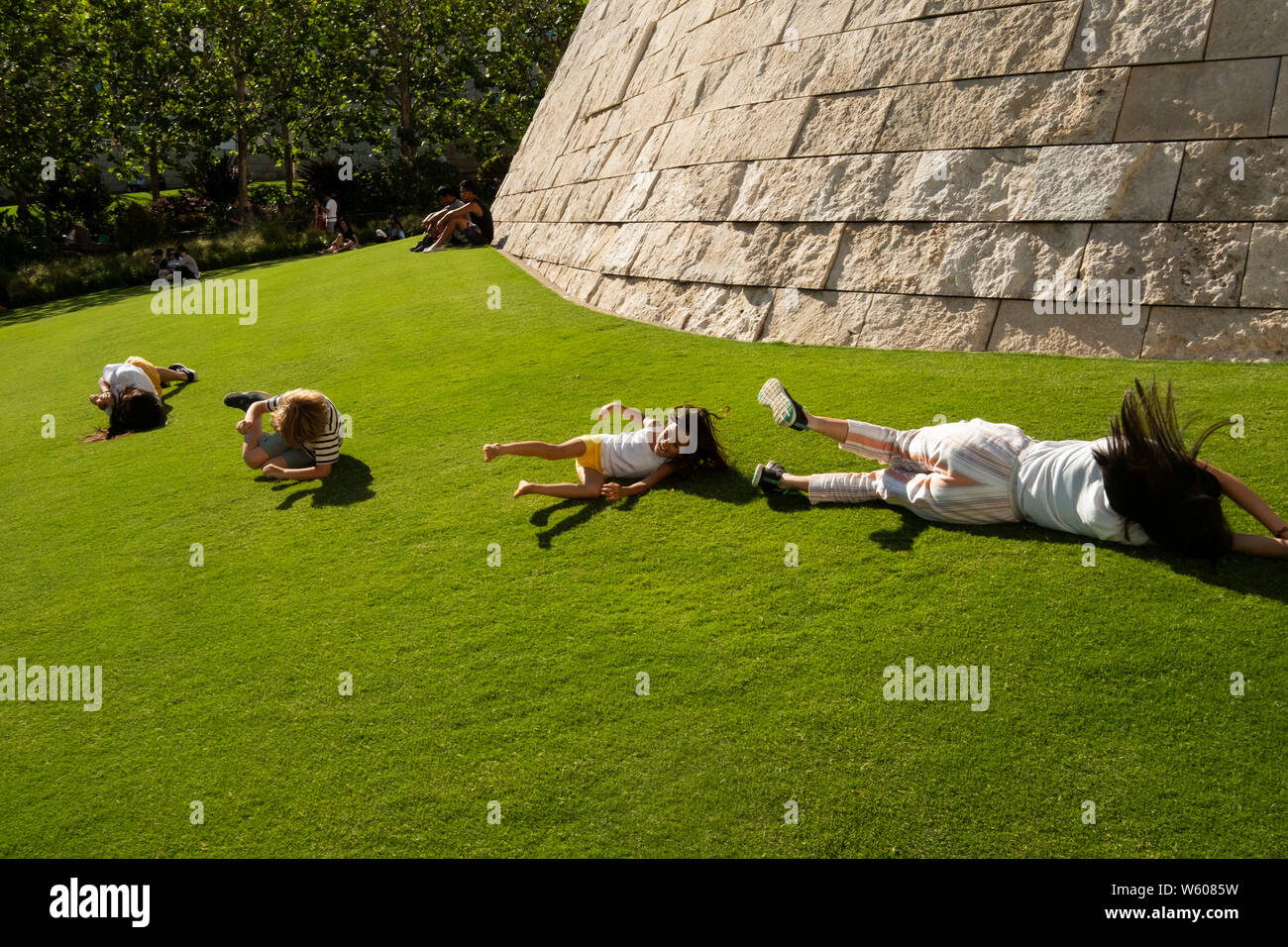 Kinder spielen auf der Wiese, dem Getty Center, Los Angeles, Kalifornien, Vereinigte Staaten von Amerika Stockfoto