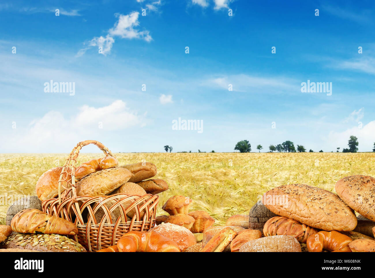 Frisch gebackenes Brot auf dem Hintergrund Weizenfeld. Platz kopieren Stockfoto