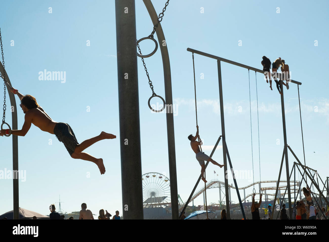 Gymnastik am Strand, Santa Monica, Los Angeles County, Kalifornien, Vereinigte Staaten von Amerika Stockfoto