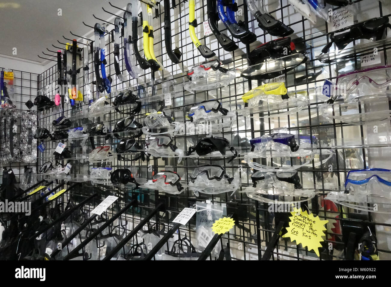 Vero Beach, FL/USA -7/3/19: Bunte neue Tauchen Masken und Schnorchel zu einem Dive Shop gesäumt. Stockfoto