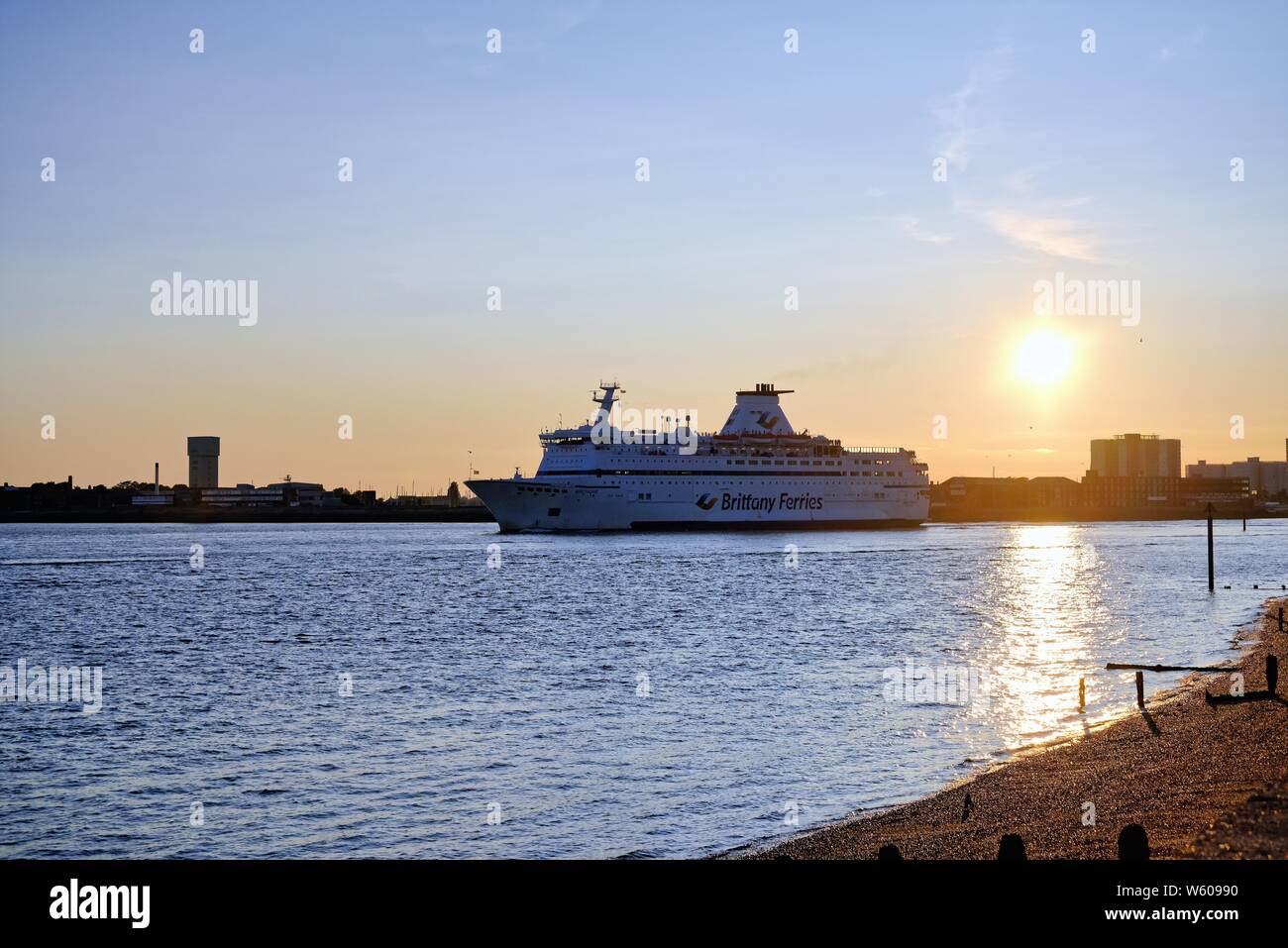 Die Brittany Ferries Passagier- und Autofähre Bretagne Segeln von Portsmouth Harbour an einem sonnigen Sommern Abend, Hampshire England Großbritannien Stockfoto