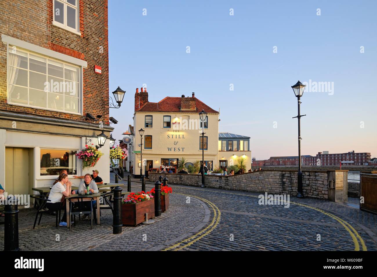 Die Noch und West Pub am Eingang zu Portsmouth Harbour auf einem Sommer Abend, Hampshire England Großbritannien Stockfoto