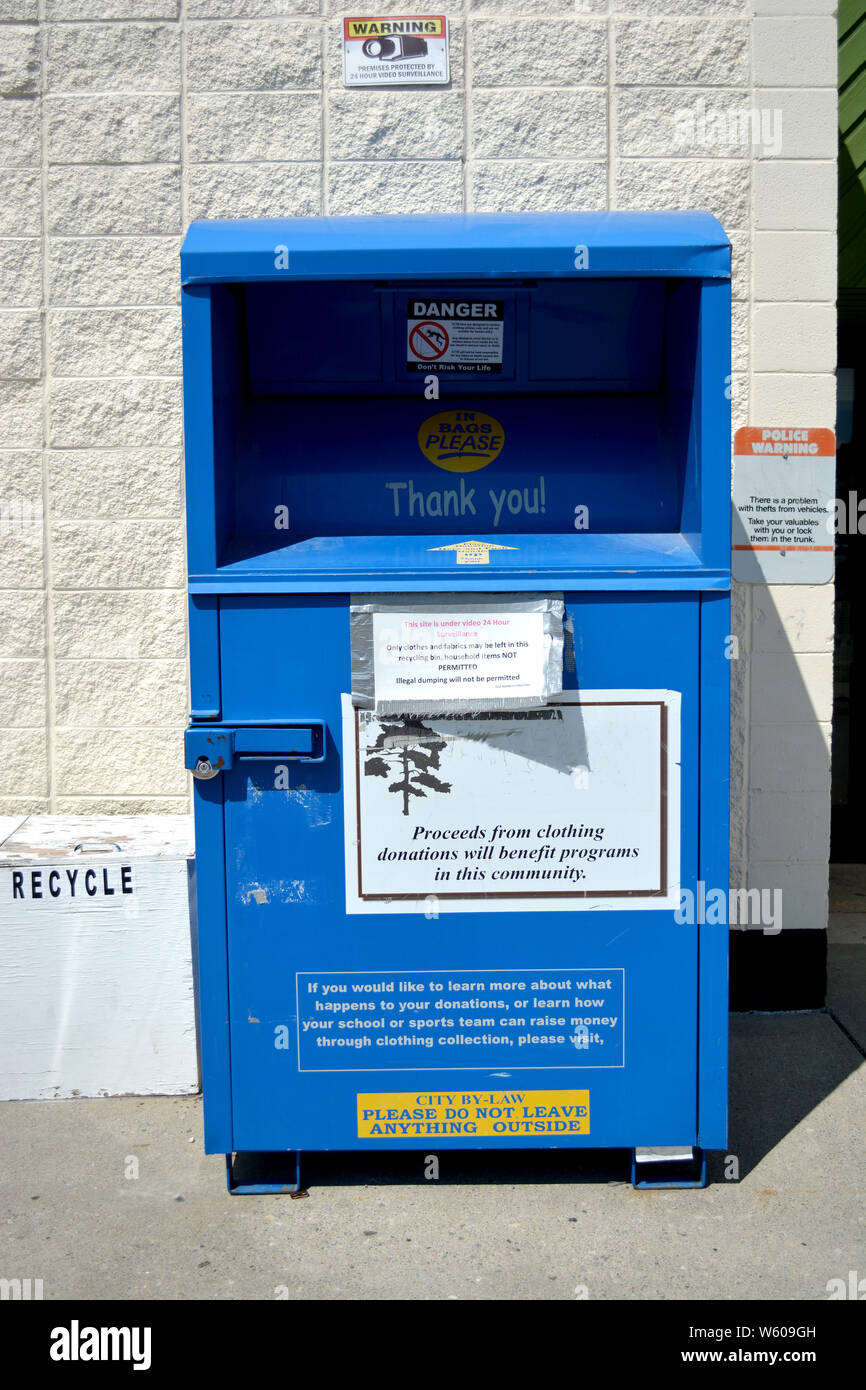 Bekleidung spende Container für öffentliche Drop off Stockfoto