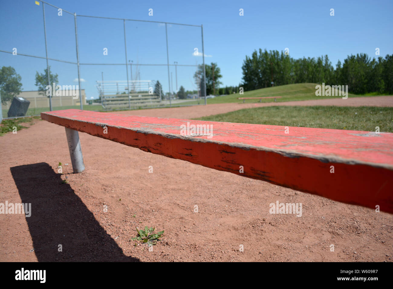 Sitzbank bei basefield Feld an einer lokalen Community Park. Stockfoto