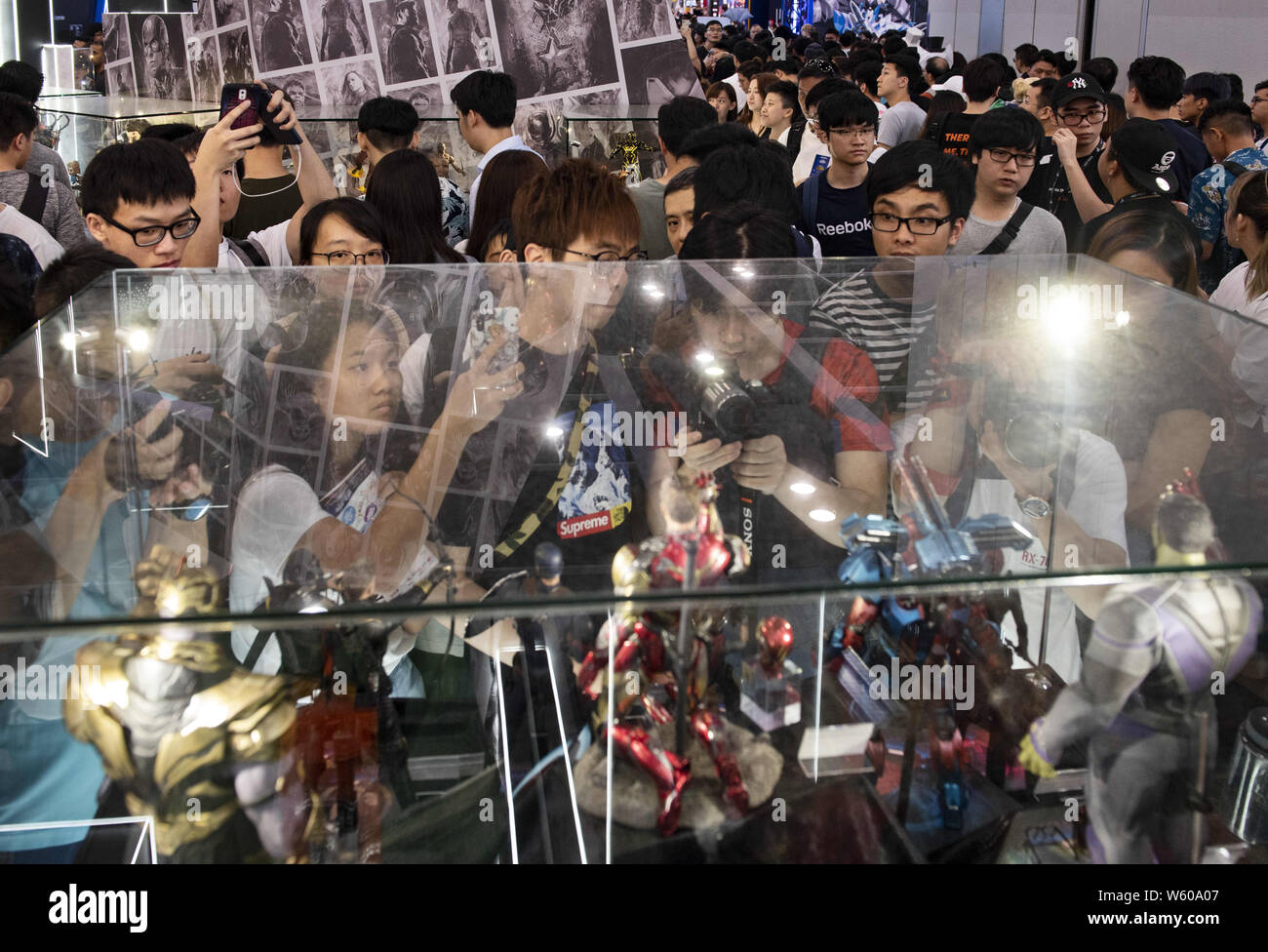 Juli 28, 2019, Hongkong, China: Besucher und Kunden schauen bei Marvel Avengers Film Charakter Zahlen im Disney Marvel Studio stand während der Ani-Com & Spiele Veranstaltung in Hong Kong. Credit: Budrul Chukrut/SOPA Images/ZUMA Draht/Alamy leben Nachrichten Stockfoto