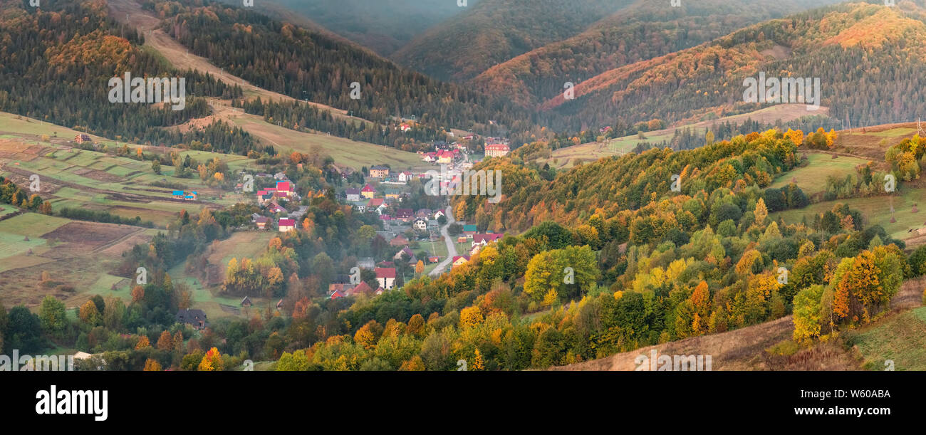 Bunte Herbst Panorama Landschaft im Bergdorf. Nebeliger morgen in den Karpaten, Ukraine Stockfoto