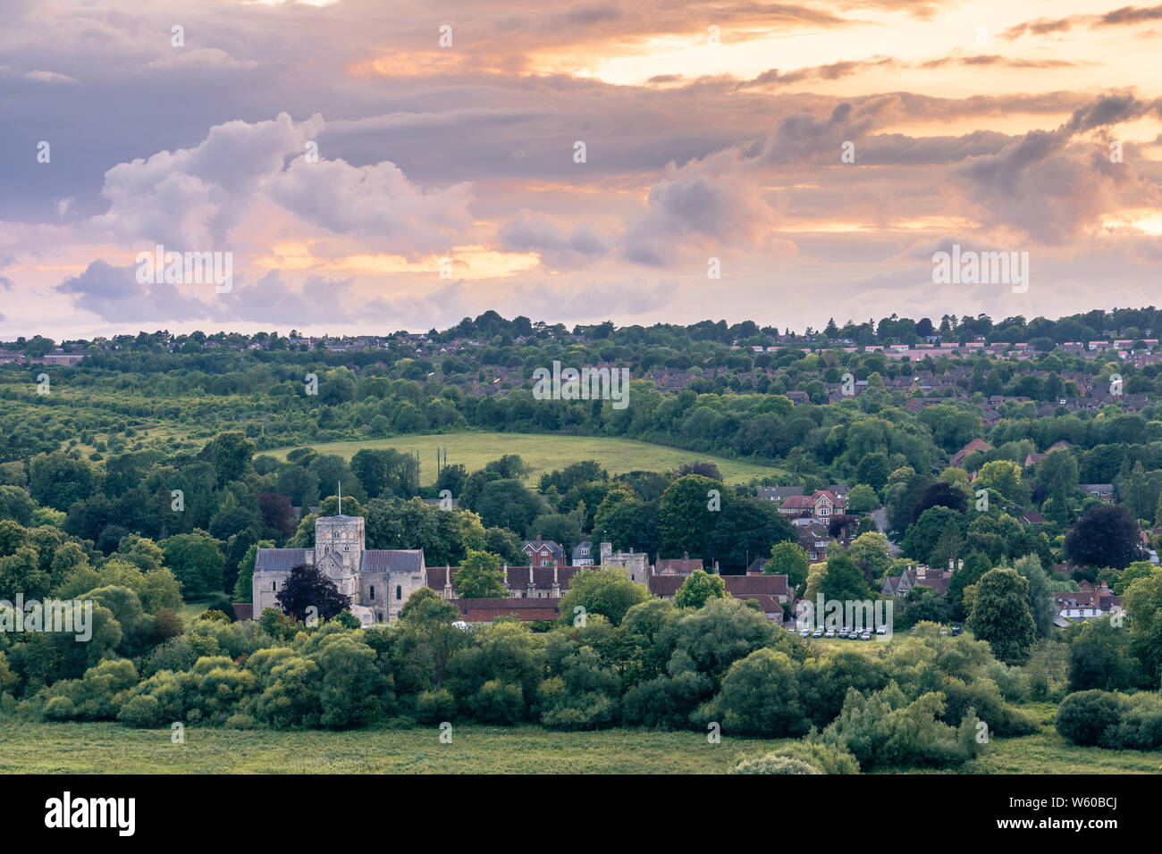 Szenische Ansicht vom St Catherine's Hill über die historischen Hl. Kreuz Kirche in Winchester während der Goldenen Stunde Sonnenuntergang, ländliche Hampshire, England, Großbritannien Stockfoto