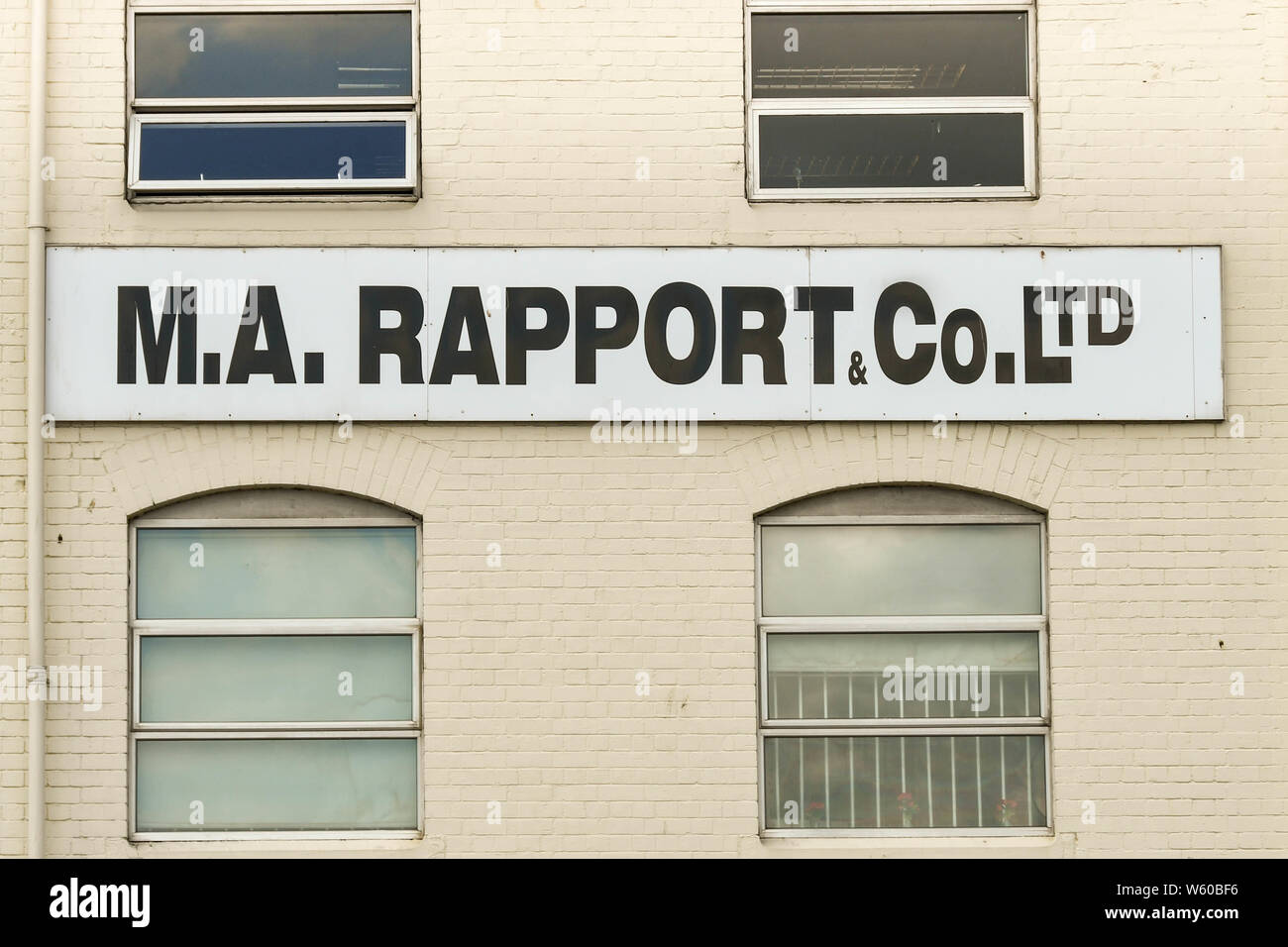 CARDIFF, WALES - JUNI 2019: An der Außenwand der Büros der M.A Rapport & Co. Ltd., ein langjähriger Familienbetrieb in Cardiff im Besitz unterzeichnen. Stockfoto