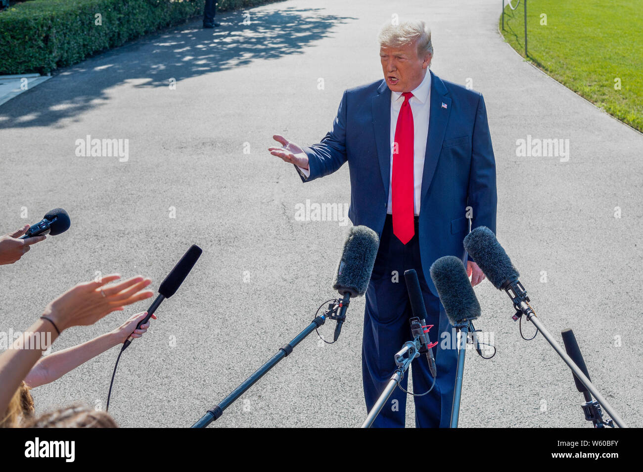 Präsident Donald Trump im Gespräch mit der Presse neben der South Lawn im Weißen Haus in Washington, DC. Stockfoto