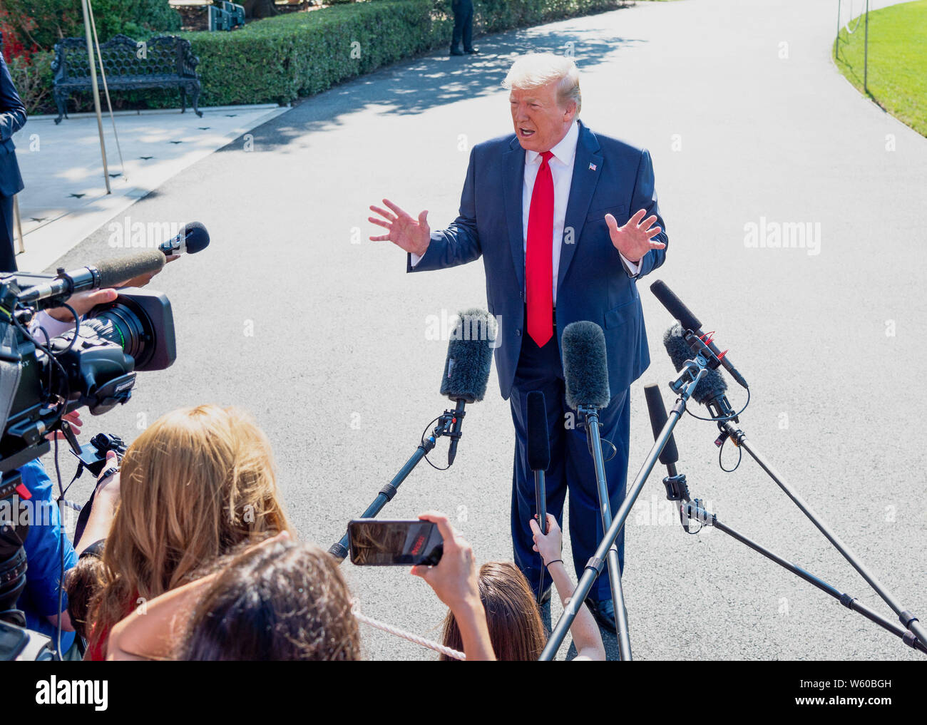 Präsident Donald Trump im Gespräch mit der Presse neben der South Lawn im Weißen Haus in Washington, DC. Stockfoto