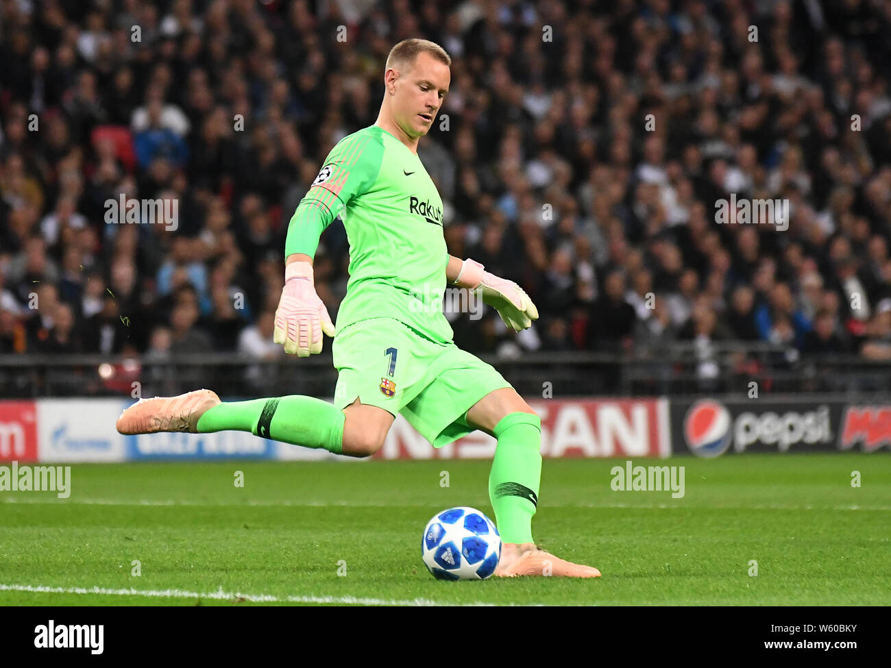 LONDON, ENGLAND - OKTOBER 3, 2018: Treber - Andre ter Stegen von Barcelona stellte während der UEFA Champions League 2018/19 Gruppe B Spiel zwischen Tottenham Hotspur (England) und FC Barcelona (Spanien) im Wembley Stadion. Stockfoto