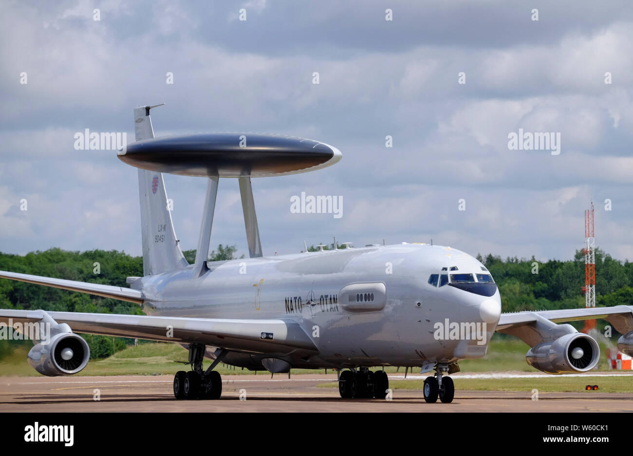Eine Boeing E-3 Awacs der Nato betrieben, kommt an RAF Fairford UK Stockfoto