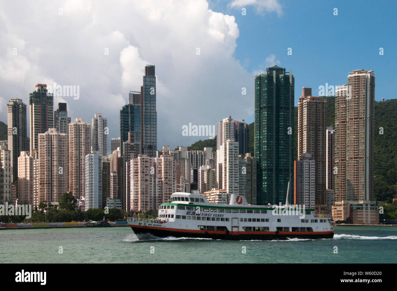 Ein Star Ferry, dem Finanzviertel Hochhaustürmen auf Connaught und Harcourt Straßen, auf Hong Kong Island Stockfoto