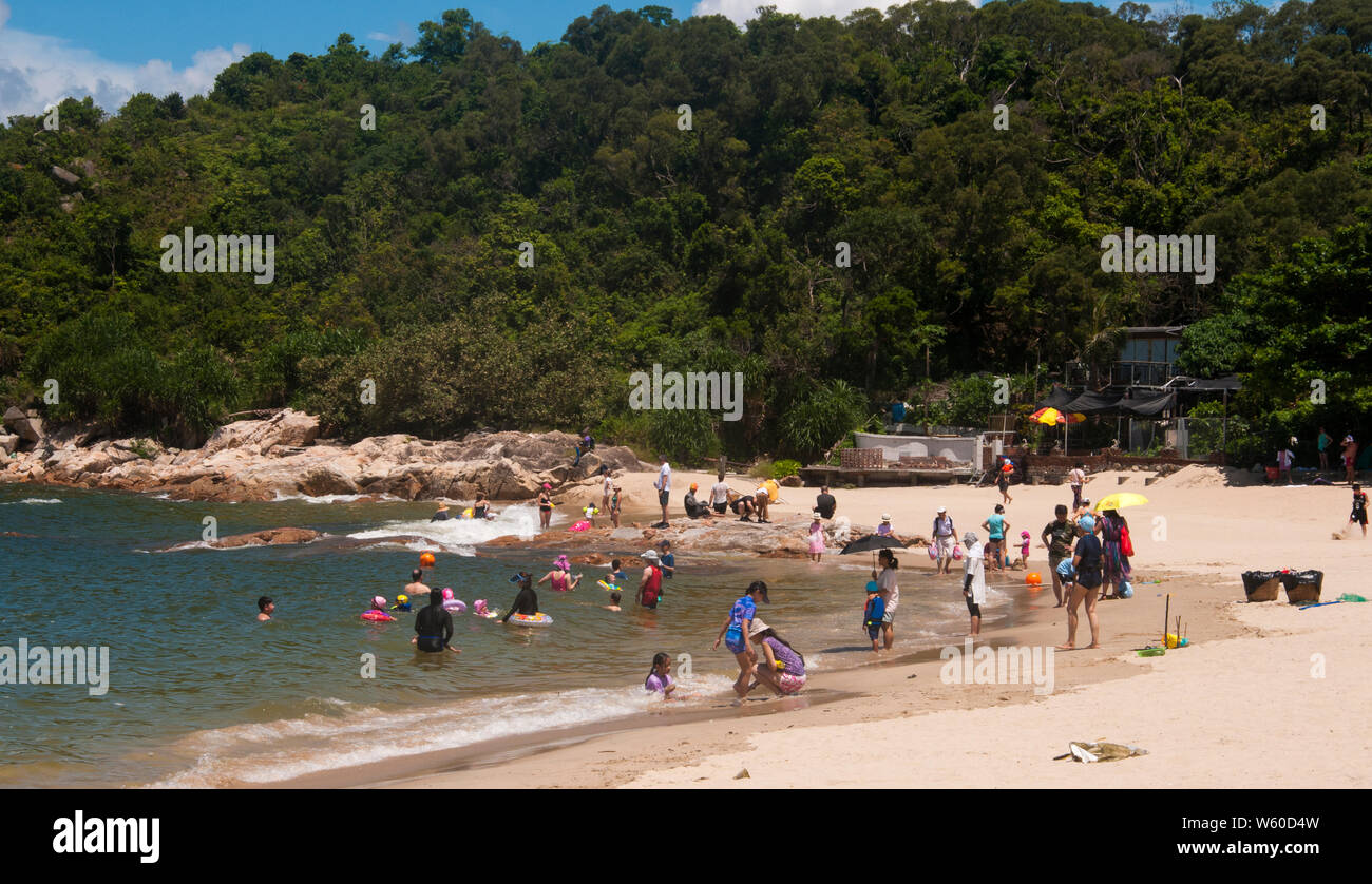 Strand in Yung Shue Wan auf Lamma Island, einem beliebten Wochenende für Bewohner von Hongkong Stockfoto