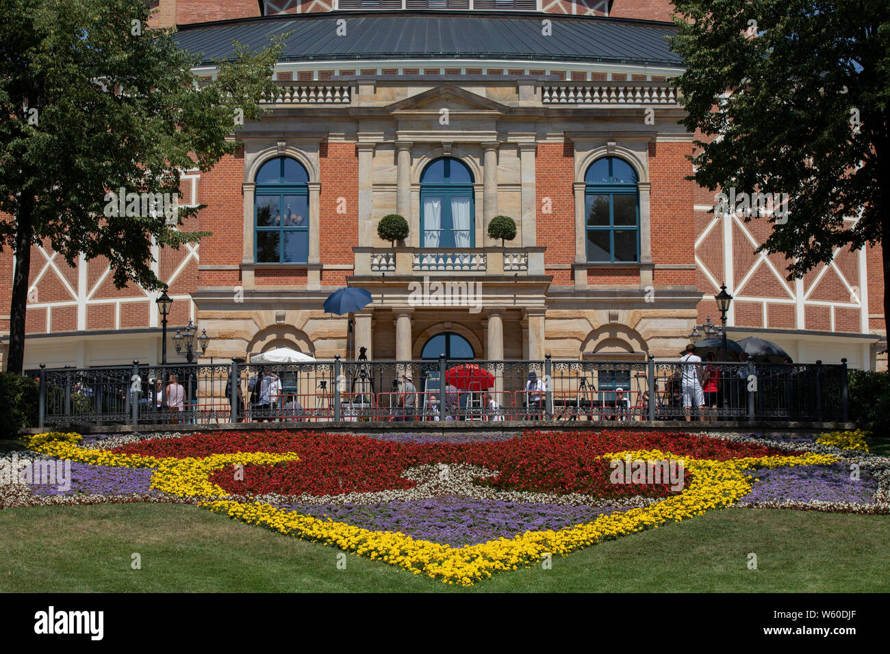 Wolfgang-Wagner-Platz mit Festpielhaus auf dem Grünen Hügel bei der Eröffnung der Richard-Wagner-Festspiele 2019 mit der Premiere der Oper "Tannhäuser Stockfoto