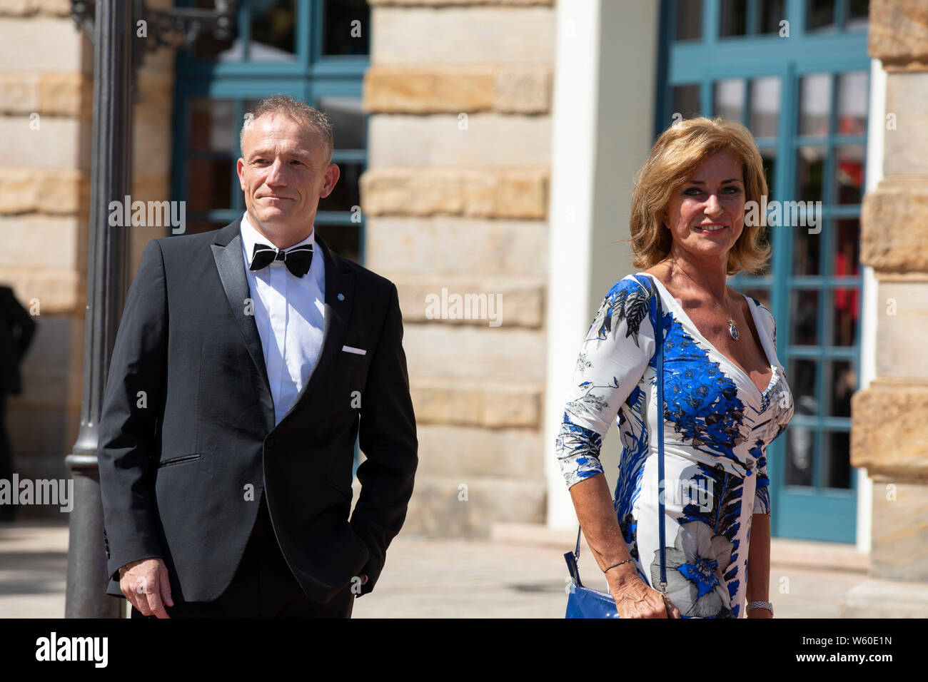 Dagmar Wöhrl mit Michl Müller bei der Eröffnung der Richard-Wagner-Festspiele 2019 mit der Premiere der Oper "Tannhäuser" im Bayreuther Festspielhaus. Stockfoto