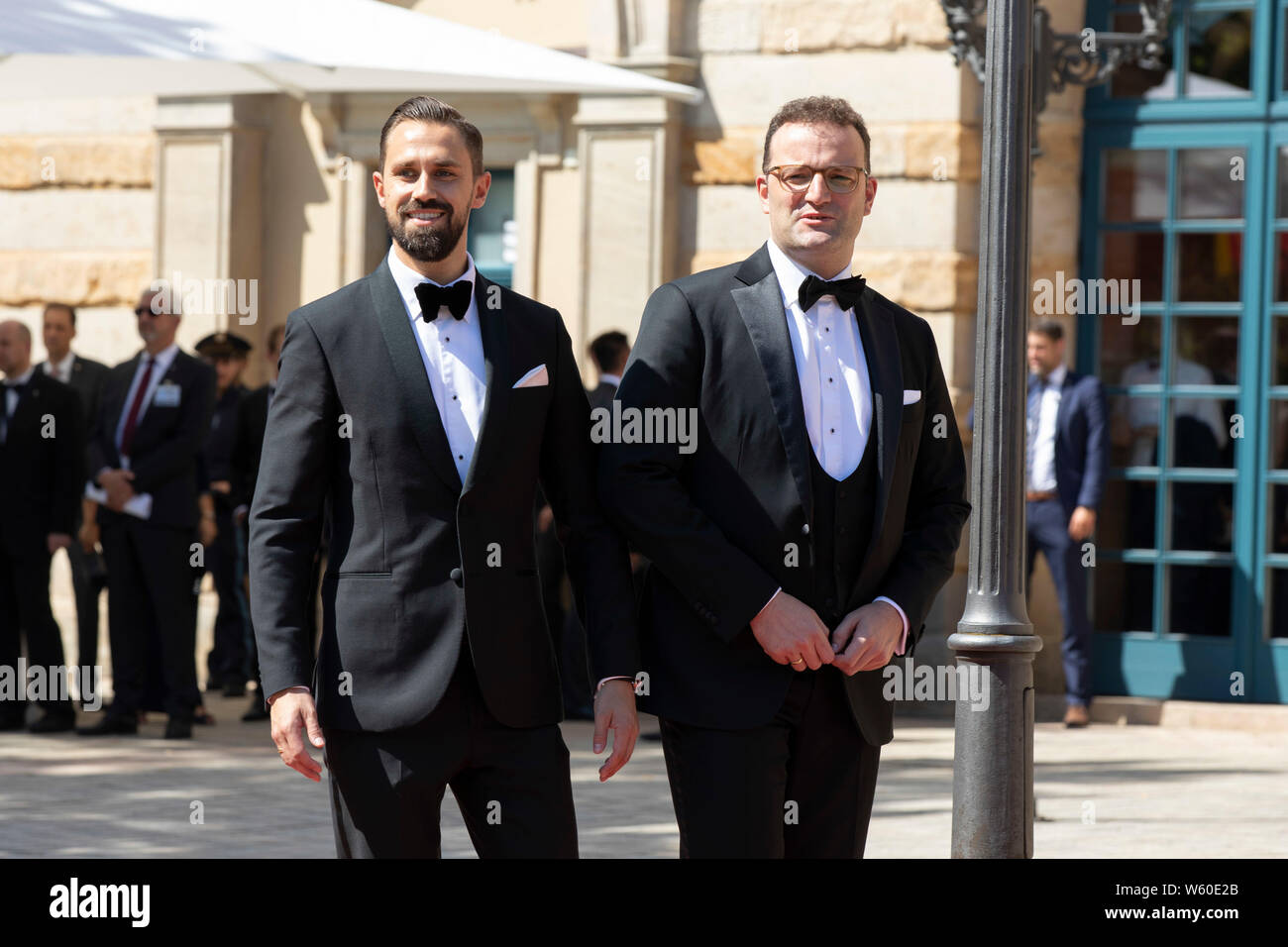 Jens Spahn und Ehemann Daniel Funke bei der Eröffnung der Richard-Wagner-Festspiele 2019 mit der Premiere der Oper "Tannhäuser" im Bayreuther Festspie Stockfoto