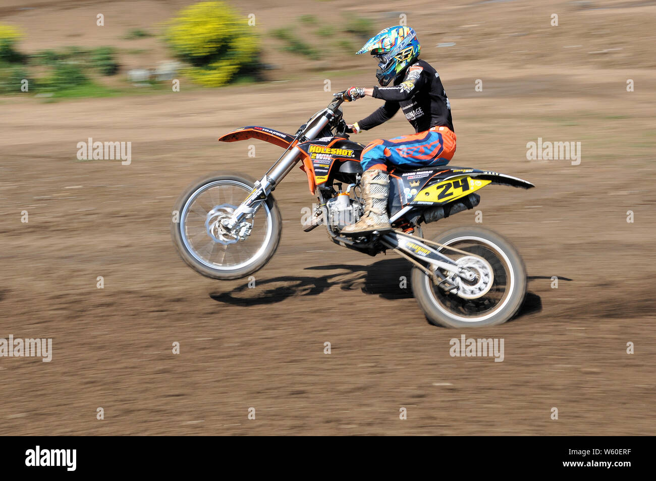 Motorradfahrer auf jagt Bike Racing auf schlammigen Rennstrecke. Motocross ist eine Form von Motorradrennen auf rauhen Weg beigelegt - Straße Kreise statt. Stockfoto