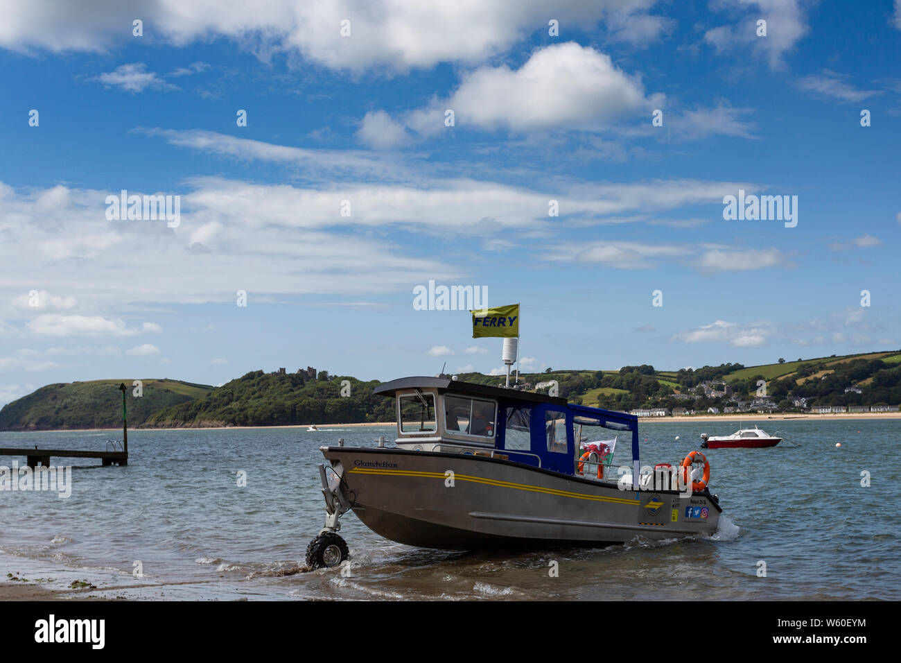 Glansteffan, amphibischen Fähre über den Fluss zwischen Ferryside Tywi (Glan-y-Fferi) und Llansteffan (Llanstephan) in Carmarthenshire Stockfoto Glansteffan, amphibischen Fähre über den Fluss zwischen Ferryside Tywi (Glan-y-Fferi) und Llansteffan (Llanstephan) in Carmarthenshire Stockfoto
