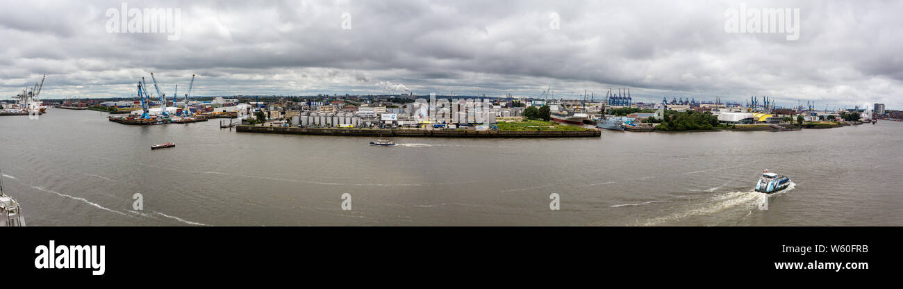 Panoramablick über die Elbe Der industriekomplexe am Ufer Zeile von oben der Elbphilharmonie in Hamburg, Deutschland Stockfoto