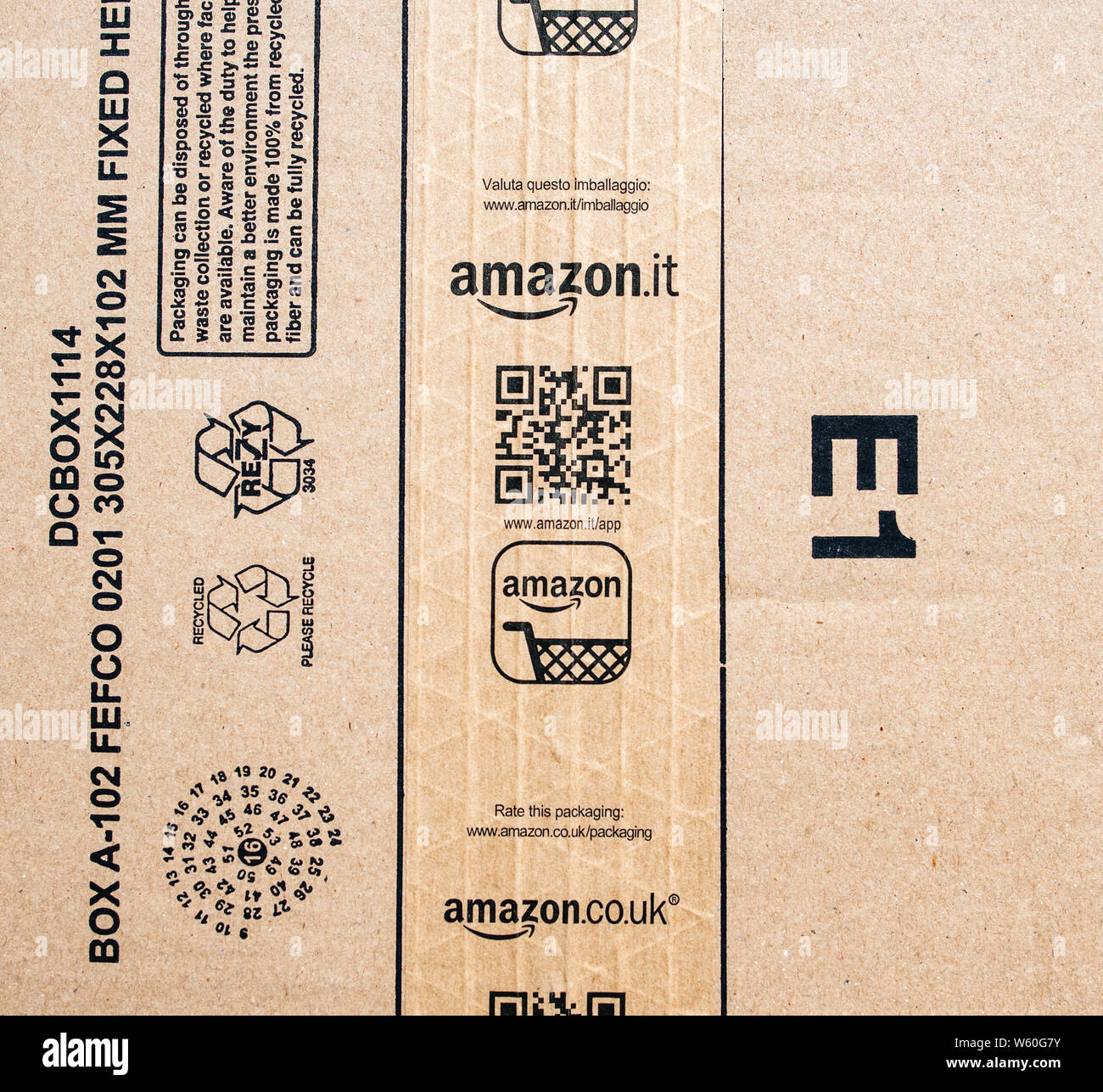 Paris, Frankreich - Jan 29, 2019: Blick von oben auf die Amazon Prime Karton  mit Amazon.it Italia co.uk Vereinigtes Königreich Aufkleber  Scotch-Anweisung der Verpackung Recycling Stockfotografie - Alamy