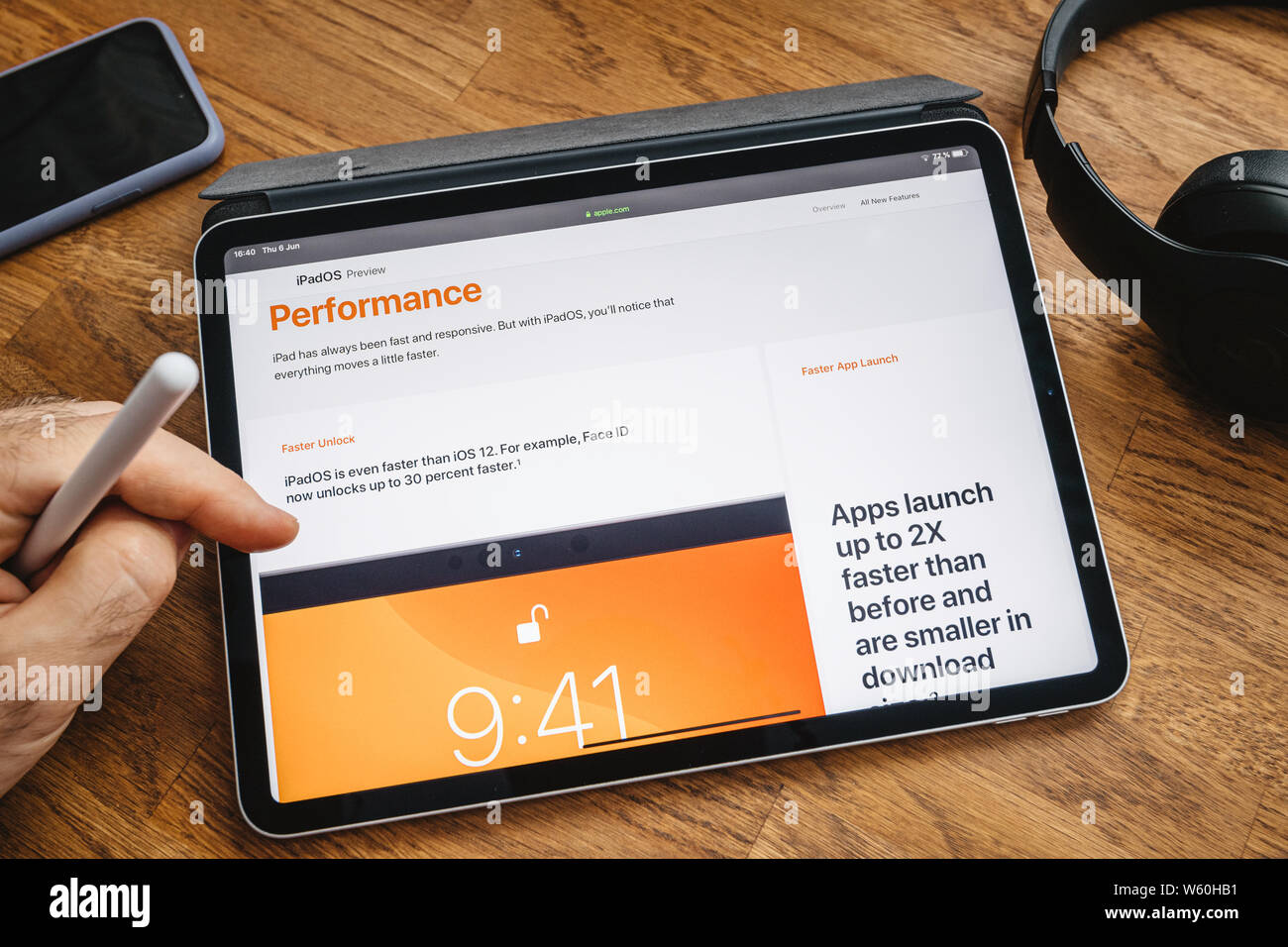 Paris, Frankreich - Jul 6, 2019: der Mensch Lesen auf Apple iPad pro Tablette über neueste Ankündigung bei Apple Worldwide Developers Conference iPadOS präsentieren Vorschau neue Performance schneller App zu starten. Stockfoto