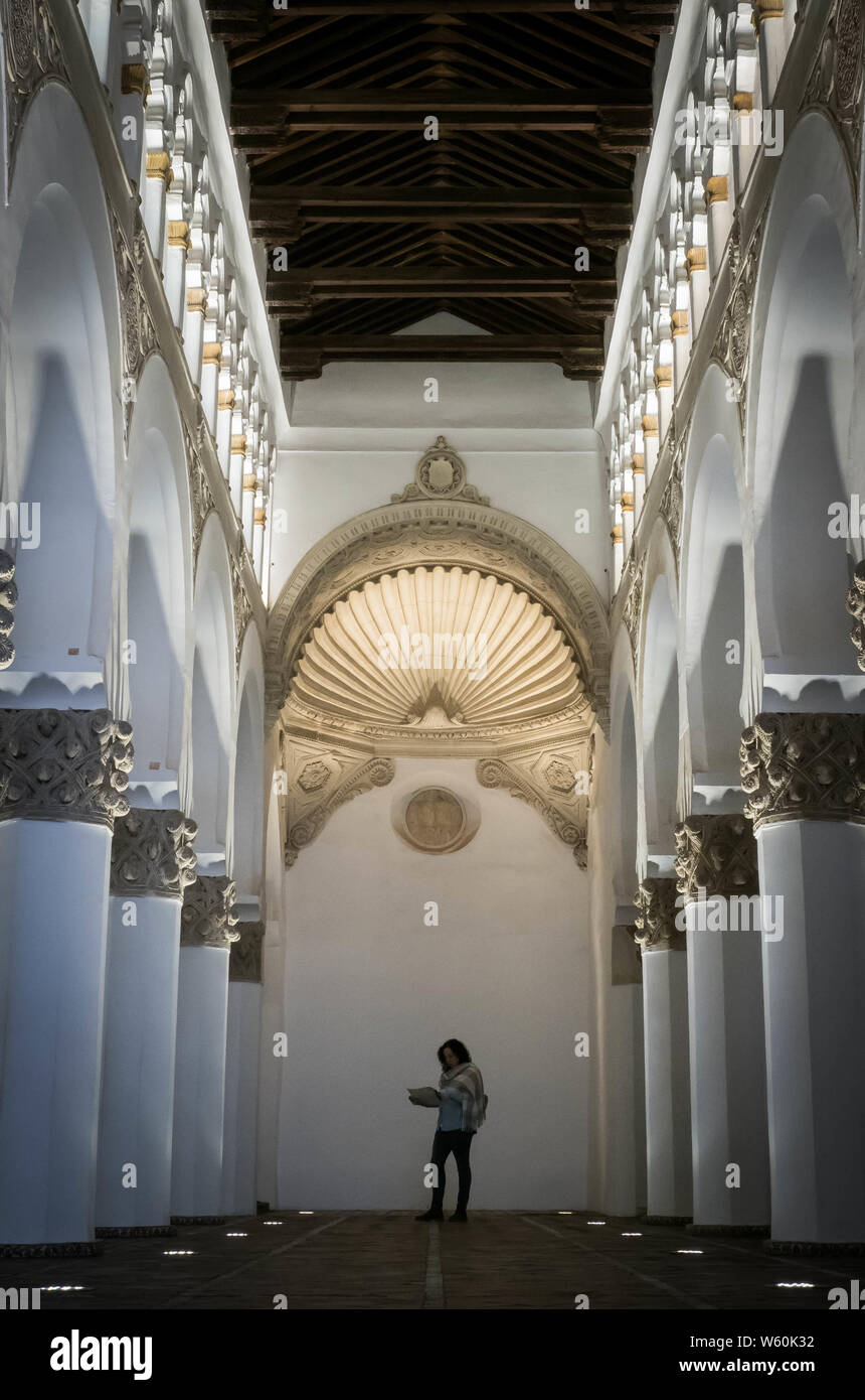 Frau in der Synagoge von Santa Maria la Blanca Stockfoto